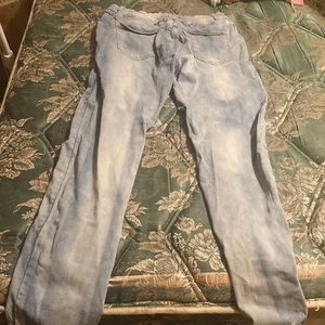 I’m selling this pants they are American eagle size medium